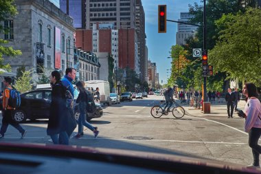 Montreal, Quebec, Kanada, 14 Eylül 2018: Yayalar için bir yeşil trafik ışığı bir yaya geçidi geçiyorlar. İnsanlar baba omuzlarında sırt kızdan. Güvenlik konsepti üzerine stree