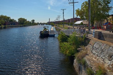 Montreal, Kanada - Yaklaşık Eylül 2018: Canal de Lachine güneşli bir günde. İskelede zevk teknesi.