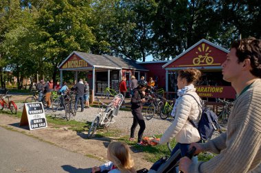 Montreal, Quebec, Kanada, 14 Eylül 2018: Sahil kanalı de Lachine'de kiralık bisikletler. Kiralama kavramı