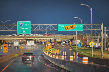 Montreal, Quebec, Kanada, 26 Eylül 2018: Highway 40 Est Quebec, Kanada. Ağır yol inşaatçıları ekibi bir editör olarak, oto karayolu üzerinde çalışıyor.