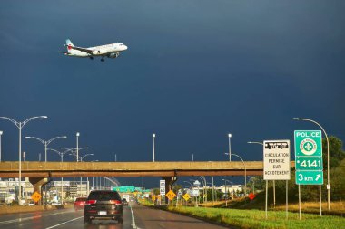 Montreal, Quebec, Kanada, 26 Eylül 2018: otoyol 40 est Quebec Kanada uçağı Trudeau Uluslararası Havaalanı Yul ile kalkıyor. uçak Air Canada havayolu
