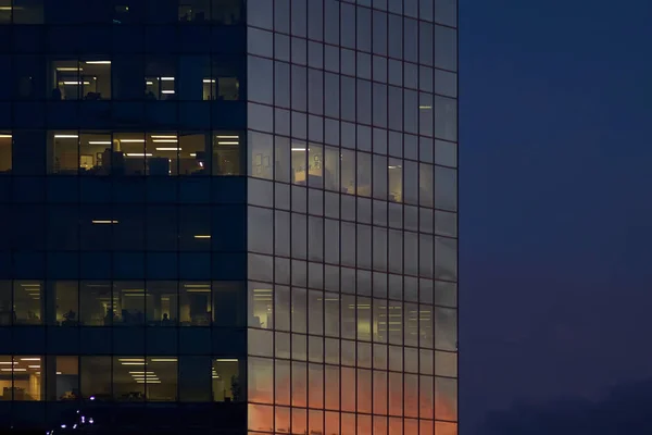 Montreal, Quebec, Canada, September 26, 2018: Sunset clouds reflected in the windows of a modern office building. end of workday in offices — Stock Photo, Image