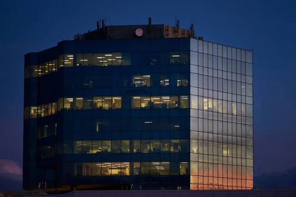Montreal, Quebec, Canadá, 26 de setembro de 2018: nuvens de pôr do sol refletidas nas janelas de um prédio de escritórios moderno. Fim do dia de trabalho nos escritórios — Fotografia de Stock