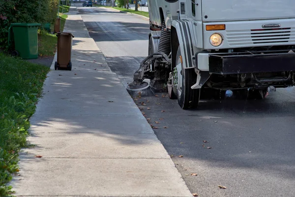 Montreal, Quebec, Canadá, 27 de septiembre de 2018: Barredora de máquinas: limpia la calzada. Cepillos de máquinas barriendo la calle. El coche aspiró en la calle. Equipamiento municipal —  Fotos de Stock