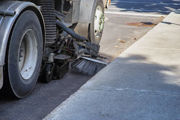 Montreal, Quebec, Canadá, 27 de septiembre de 2018: Barredora de máquinas: limpia la calzada. Cepillos de máquinas barriendo la calle. El coche aspiró en la calle. Equipamiento municipal —  Fotos de Stock