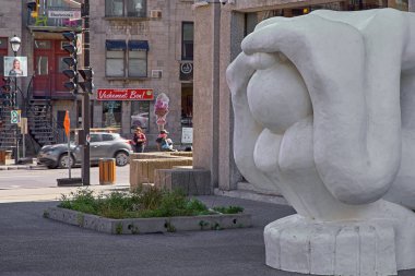 Montreal, Quebec, Kanada 29 Eylül 2018: Sherbrooke Caddesi'ndeki Binalar: Rue Sherbrooke - Montreal Adası'ndaki büyük doğu-batı arteri. Quebec, Kanada.