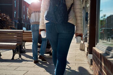 Elinde kağıt kahve fincanı tutan bir kadın. Metin veya tasarım için şablon