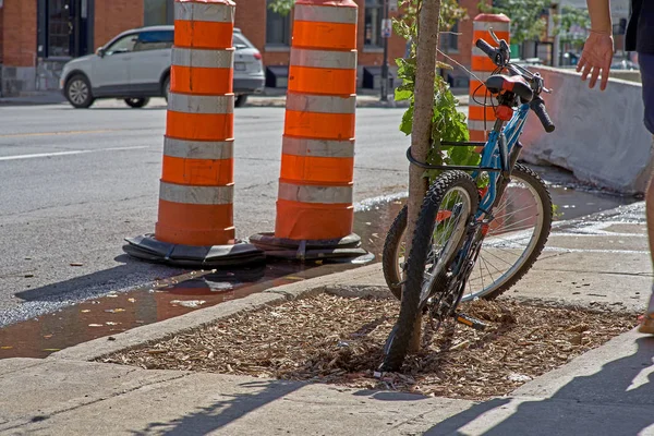 Montreal, Quebec, Canadá 29 de septiembre de 2018: bicicleta con ruedas abrochadas abandonada en una calle del centro de la ciudad . —  Fotos de Stock