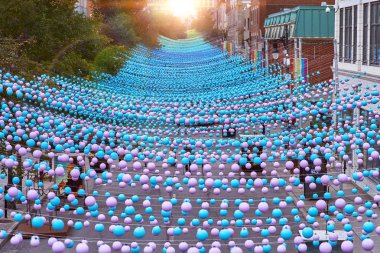 Montreal, Quebec, Kanada, 29 Eylül 2018: Montreal Sainte-Catherine sokakta köy üzerinde asılı Ikonik pembe Gökkuşağı topları, Quebec, Kanada.