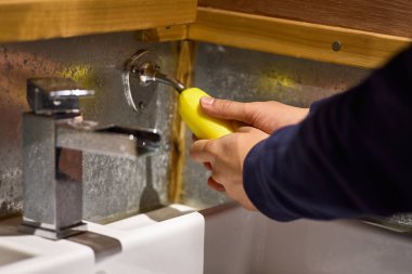 Montreal, Quebec, Kanada, 29 Eylül, 2018. Tuvalette eski şişlik sabun. El sabunlama eski yolu. Montreal merkezindeki Halk binasında.