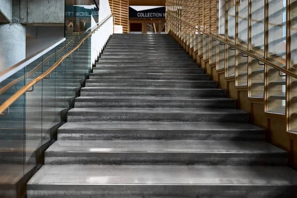 Монреаль, Квебек, Канада, 29 сентября 2018 года: лестницы между этажами в Монреальской библиотеке, также называемой Национальной библиотекой и Квебеком, или Банк Гранд Библиотека — стоковое фото