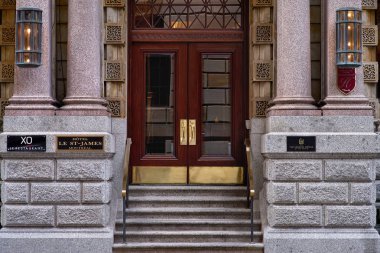 Montreal, Quebec, Kanada, 29 Eylül, 2018: Eski Montreal binanın Merkezi girişi. Nerede Hotel Le St-James, önde gelen oteller ve restoran XO vardır. Bir editör olarak Kanada 'ya seyahat