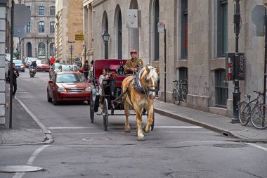 Montreal, Quebec, Kanada, 29 Eylül, 2018: yaz St Paul sokak, eski Montreal. Eski şehrin bir sokakta taşıma.