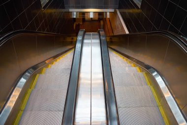 Montreal, Quebec, Kanada, 29 Eylül, 2018: Mondial merkezi Montreal ticaret Binası, Metro bir yürüyen merdiven aşağı ınen