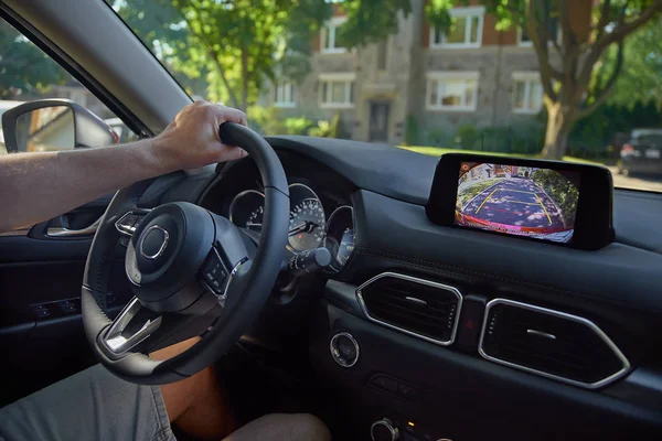 Araba ters sistem için arka görüş monitörü. Arka alanda video kamera tarafından sürücü için park etmek ve kaza önlemek için yardımcı olmak için arka alan görüntü gösteren. Otomotiv güvenlik teknolojisi donanımları