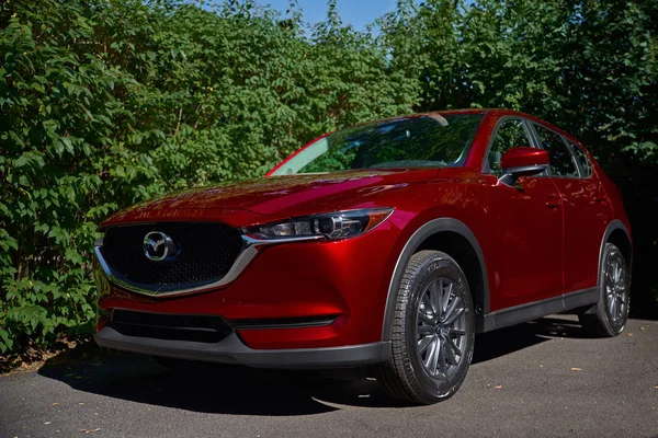 Montréal (Québec), Canada, le 31 août 2018 : Nouvelle voiture au Salon de l'auto Mazda MX 5. Concept de vente de voitures, Mazda auto shop à Montréal, Canada . — Photo