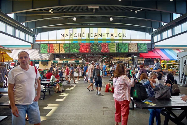Montreal, Quebec, Kanada 29 Eylül 2018: Montreal, Kanada 'da Jean-Talon Market iç. Montreal Quebec en büyük, ikinci Kanada ve Kuzey Amerika 'da 15-en büyük.