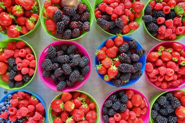 çiftçilere piyasa ekranda çeşitli meyveleri taze kutuları