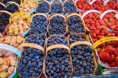 çiftçilere piyasa ekranda çeşitli meyveleri taze kutuları