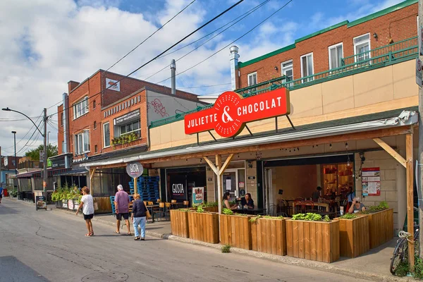 Μόντρεαλ, Κεμπέκ, Καναδάς 29 Σεπτεμβρίου, 2018: Εστιατόρια στην περιοχή Jean Τάλον Παούτιν. με τους ανθρώπους στη βεράντα και την προοζύμη που περπατώντας χαλαρά σε μια πόλη στην επαρχία του Κεμπέκ — Φωτογραφία Αρχείου
