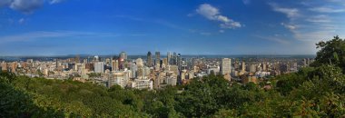 Montreal, Quebec, Kanada, 01 Eylül 2018: Quebec'teki Montreal şehir Panoraması'nın görünümü, Chalet du Mont Royal Mount Royal Kondiaronk belvedere bakış açısından.