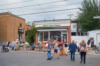 Montreal, Quebec, Kanada 29 Eylül 2018: Jean Talon Poutine yakınlarındaki restoranlar. Teras ve proozimi kim sakin Quebec eyaletinde bir şehirde yürümek insanlarla