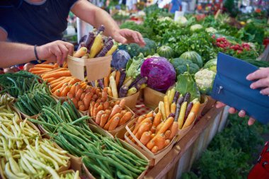 Montreal, Quebec, Kanada 29 Eylül 2018: Montreal, Kanada'daki Jean-Claw Pazarında Ticaret.
