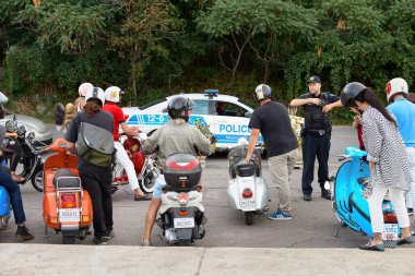 Montreal, Quebec, Kanada 01 Eylül 2018: scooter turistler, Belvedere Camillien-Houde ortak bir gezi. Polis turistlerin yanında durdu.