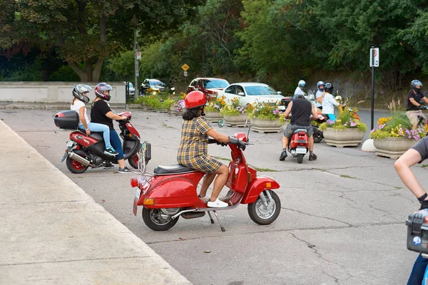 蒙特利尔，魁北克，加拿大2018年9月1日：游客骑摩托车，联合游览贝尔维德雷卡米伦胡德。红色滑板车上的女人. — 图库照片
