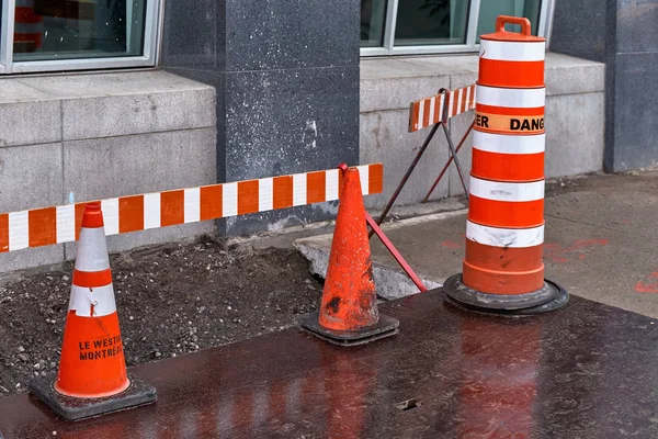 MONTREAL, CANADÁ - 3 de septiembre de 2018: Reparación de una pasarela en una calle de la ciudad, en otoño. Trabajos urbanos en la calle, cercas de pozos abiertos, reparación de aguas residuales . —  Fotos de Stock