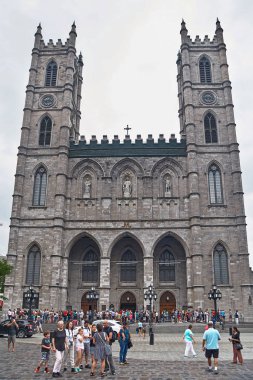 Montreal, Kanada - 3 Eylül 2018: Eski Montreal'deki Notre-Dame Bazilikası'nın önündeki Place d'Armes caddesi veya Vieux Montreal,. Quebec'in simgeyapılarından biridir.