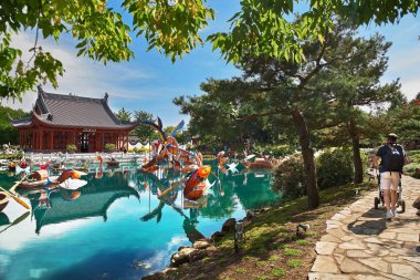 Montreal, Kanada, 5 Eylül 2018: Yürüyen ve manzaranın keyfini çıkaran ziyaretçilerle botanik bahçesinin manzarası