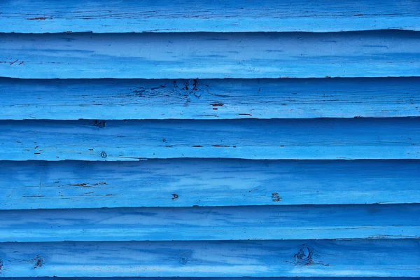 Голубая покрашенная доска с трещинами и царапинами. Горизонтальная текстура гранжа — стоковое фото