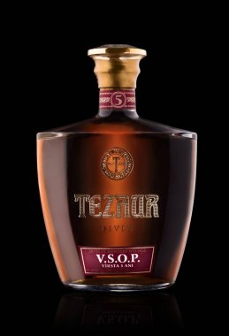 Chisinau, Moldova, 25 Ocak 2019: Tezaur konyak ürününün siyah bir arka plan üzerinde izole edilmiş fotoğrafı. Moldova'da 5 yıllık üretim