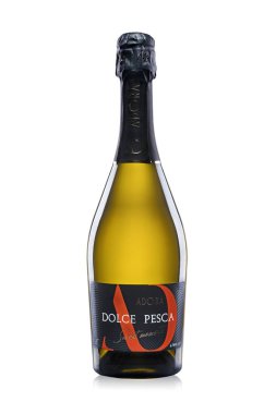 Chisinau, Moldova, 10 Mart 2019: Beyaz arka planda bir şişe Adora şampanyasının fotoğrafı. Adora şampanya ve köpüklü şaraplar yerel bir üreticisidir