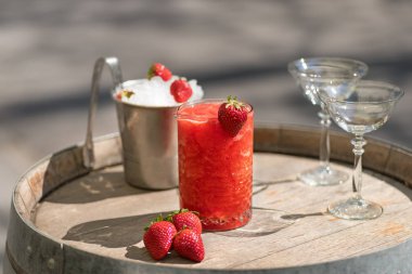 Yaz Slushy çilek, smoothies, ahşap arka plan üzerinde yakın bazı malzemelerle buz yapılmış