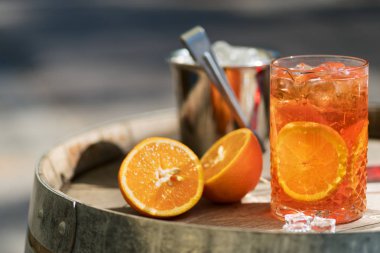 Bir dekantör spritz Aperol kokteyl, ahşap bir yüzeyde buz, gün ışığı, sokakta, kopya alanı
