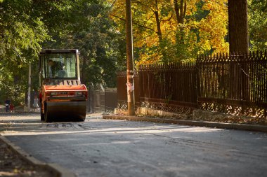 Chisinau, Moldova, 25 Mart 2019: karayolu üzerinde yeni asfalt rulo pisti. Onarım, zor trafik. Yeni, az önce yola asfalt döşedi. Yol yapımı