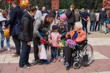Chisinau, Moldova, 9 Mayıs 2019: Savaş gazisi Zafer Bayramı'nda tebrik aldı. Anne ve babası olan çocuklar Zaferin 74.