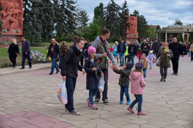 Chisinau, Moldova, 9 Mayıs 2019: Zafer Bayramı'nda geçit töreninde ebeveynleri ile çocuklar devam ediyor