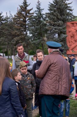Chisinau, Moldova, 9 Mayıs 2019: Savaş gazisi Zafer Bayramı'nda tebrik aldı. Anne ve babası olan çocuklar Zaferin 74.