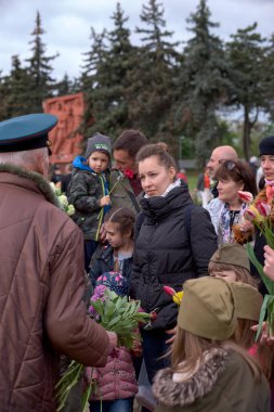 Chisinau, Moldova, 9 Mayıs 2019: Savaş gazisi Zafer Bayramı'nda tebrik aldı. Anne ve babası olan çocuklar Zaferin 74.