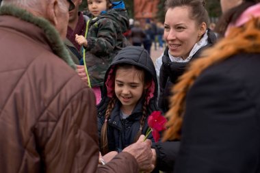 Chisinau, Moldova, 9 Mayıs 2019: Savaş gazisi Zafer Bayramı'nda tebrik aldı. Anne ve babası olan çocuklar Zaferin 74.
