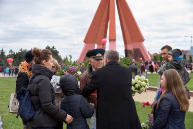 Chisinau, Moldova, 9 Mayıs 2019: Savaş gazisi Zafer Bayramı'nda tebrik aldı. Anne ve babası olan çocuklar Zaferin 74.