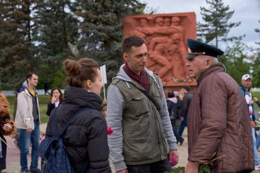 Chisinau, Moldova, 9 Mayıs 2019: Savaş gazisi Zafer Bayramı'nda tebrik aldı. Anne ve babası olan çocuklar Zaferin 74.