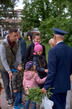 Chisinau, Moldova, 9 Mayıs 2019: Savaş gazisi Zafer Bayramı'nda tebrik aldı. Anne ve babası olan çocuklar Zaferin 74.