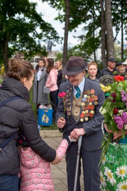 Chisinau, Moldova, 9 Mayıs 2019: Savaş gazisi Zafer Bayramı'nda tebrik aldı. Anne ve babası olan çocuklar Zaferin 74.