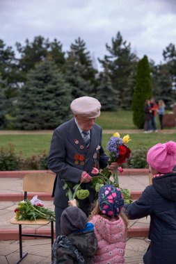 Chisinau, Moldova, 9 Mayıs 2019: Savaş gazisi Zafer Bayramı'nda tebrik aldı. Anne ve babası olan çocuklar Zaferin 74.