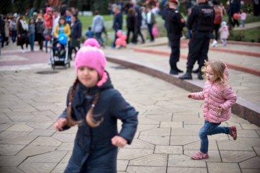 Chisinau, Moldova, 9 Mayıs 2019: Zafer Bayramı'nda geçit töreninde ebeveynleri ile çocuklar devam ediyor
