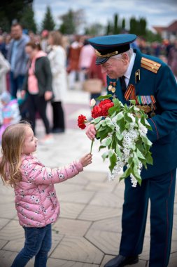 Chisinau, Moldova, 9 Mayıs 2019: Savaş gazisi Zafer Bayramı'nda tebrik aldı. Anne ve babası olan çocuklar Zaferin 74.